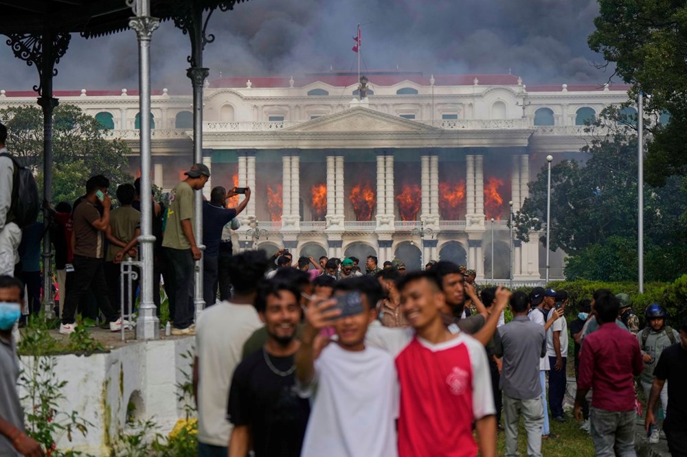 Nepal yeni liderini arıyor: Bakanlar dövüldü, ordu helikopterleri havalandı - 3