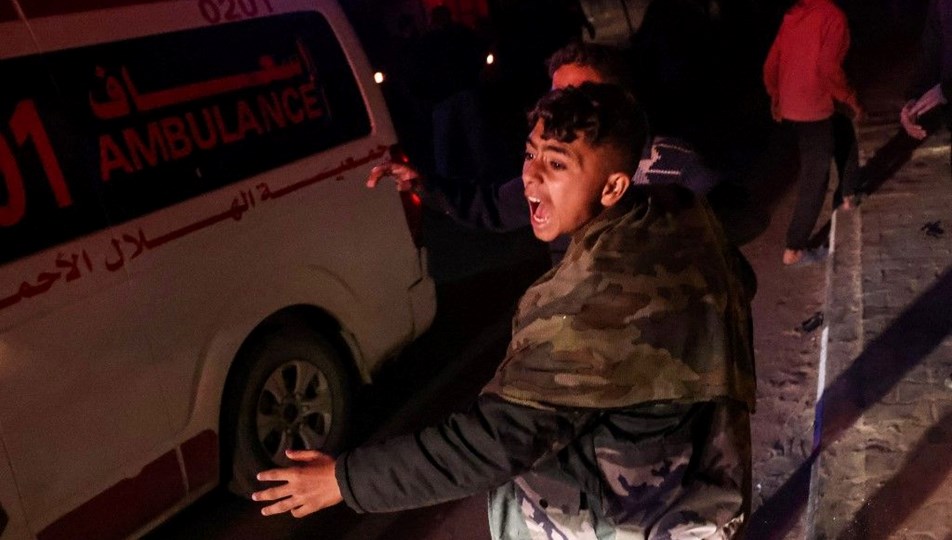 İsrail, Refah'ta ambulansları kuşatma altında aldı