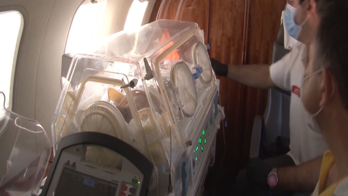 Kuvözde götürüldüler (Ambulans uçak iki bebek için havalandı)