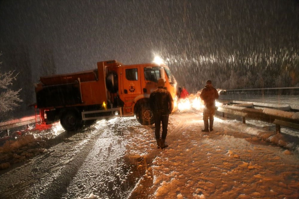 Sivas-Tokat karayolu yoğun kar yağışı dolayısıyla trafiğe kapandı - 4