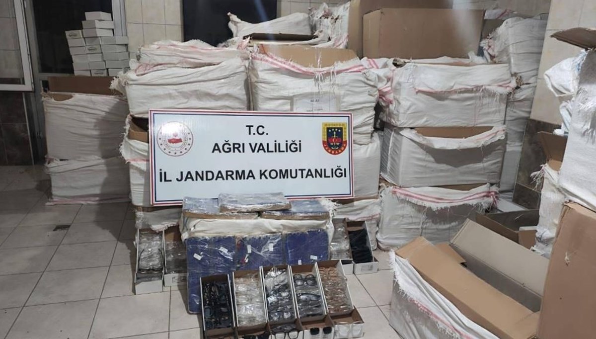 Ağrı'da 53 bin 500 kaçak güneş gözlüğü ele geçirildi Ağrı'da 53 bin 500 kaçak güneş gözlüğü ele geçirildi