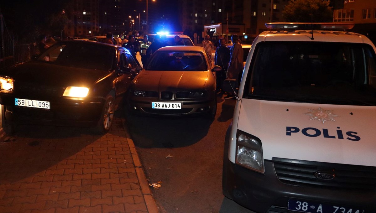 Alıkoyduğu eşini otomobilde döverken kaza yaptı Alıkoyduğu eşini otomobilde döverken kaza yaptı