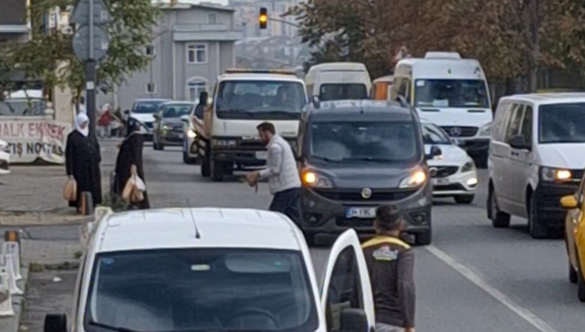 Akan trafikte, yavru kediyi ölümden kurtardı