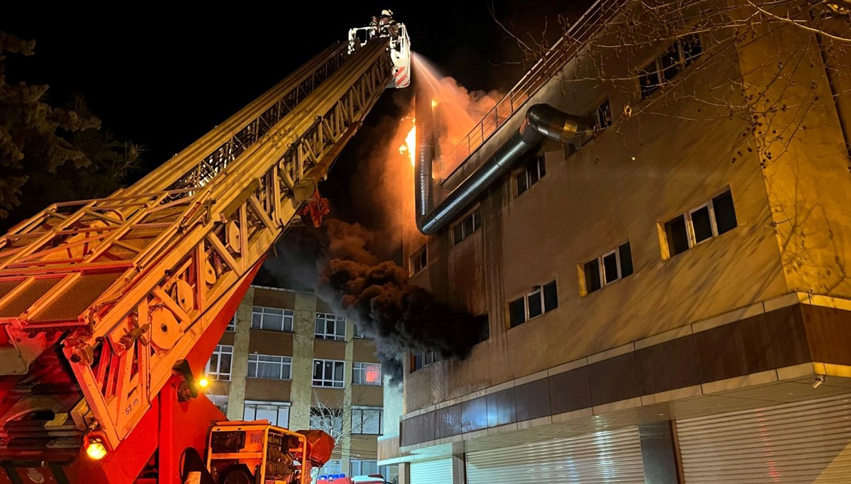 Avcılar’da tekstil imalathanesinde korkutan yangın: 4 katlı bina alev alev yandı