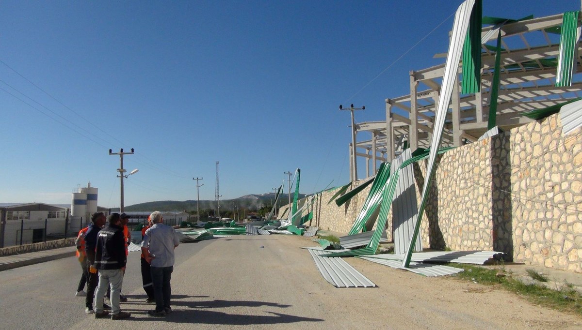 Şiddetli rüzgar, fabrika çatısını uçurdu: Yol trafiğe kapandı