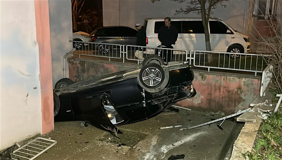 Edirne'de otomobil site bahçesine düştü Edirne'de otomobil site bahçesine düştü