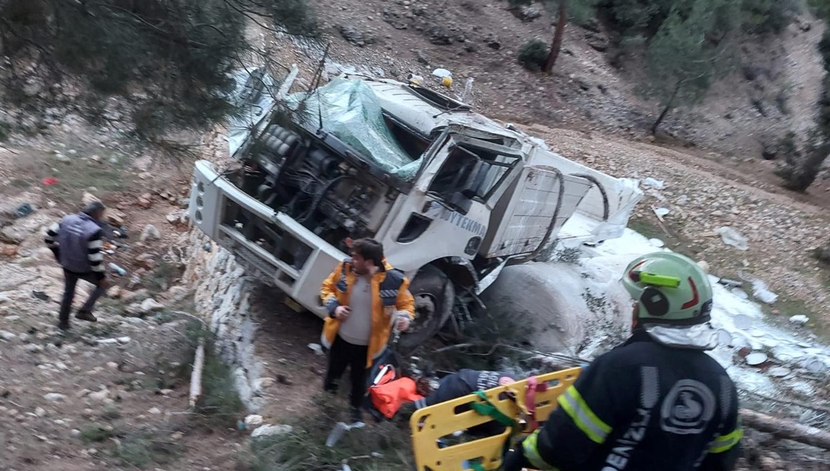 Denizli'de kamyon şarampole devrildi: 1 ölü, 1 yaralı Denizli'de kamyon şarampole devrildi: 1 ölü, 1 yaralı