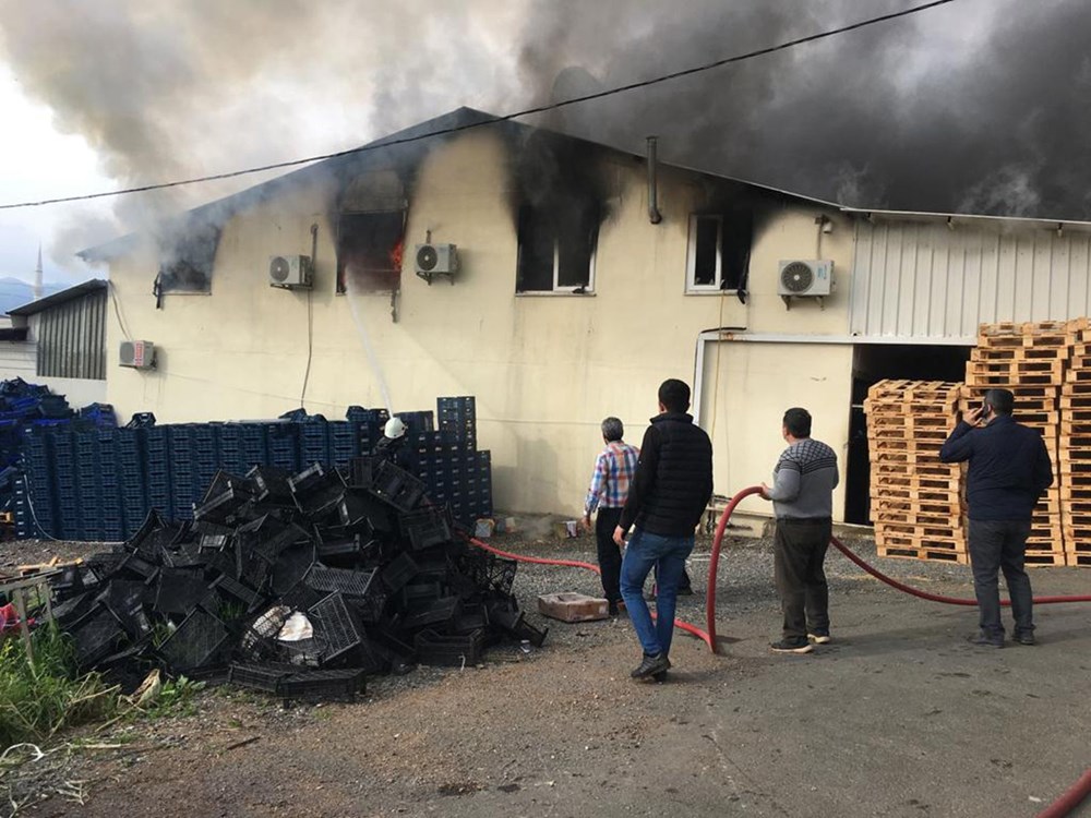 Antalya�da toptancı halinde yangın NTV