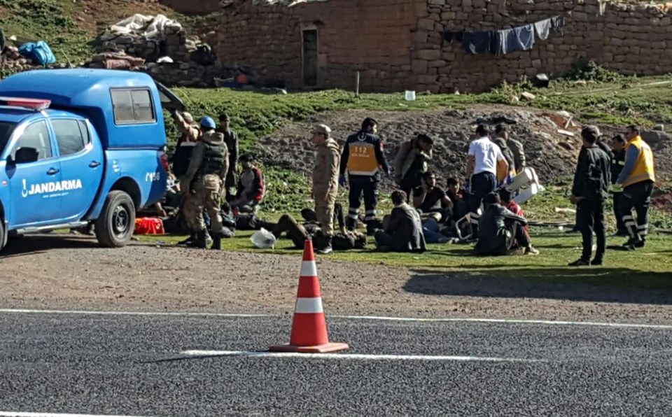 Kaçak göçmenleri taşıyan kamyon devrildi: 1 ölü, 30 yaralı - 1