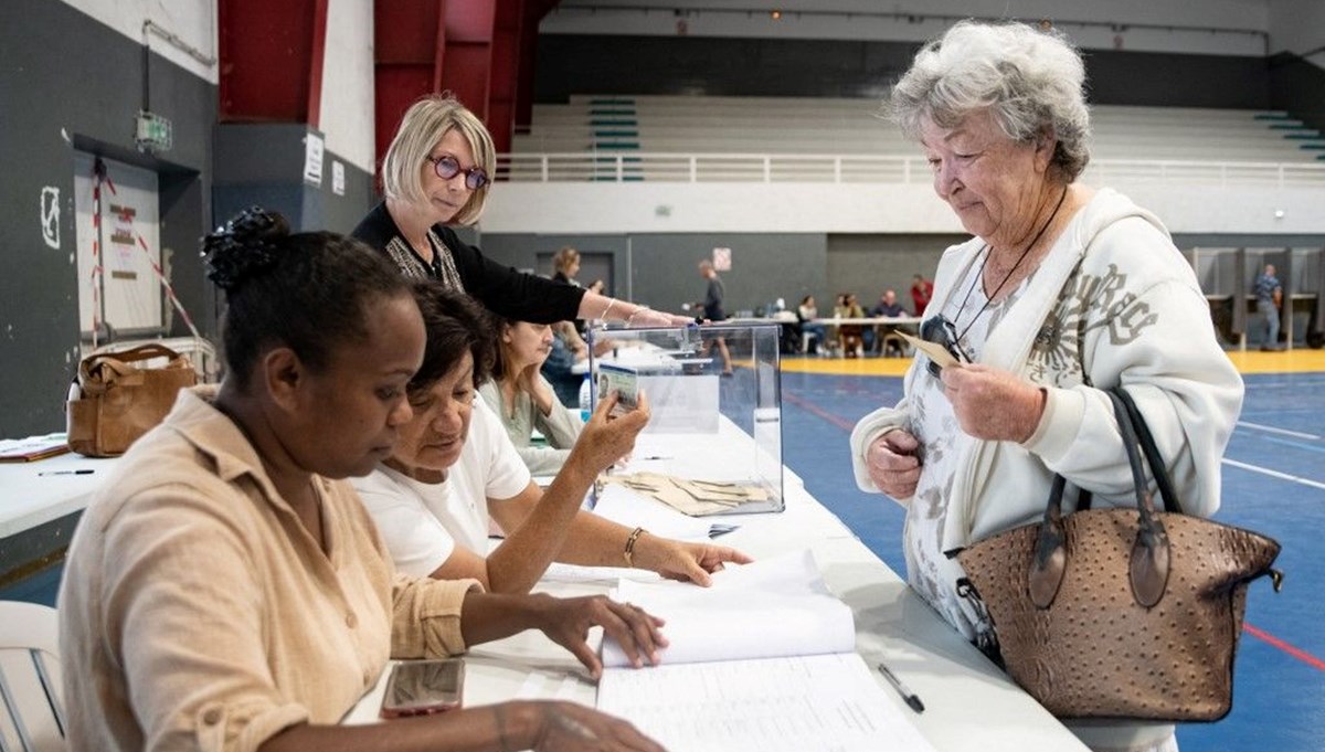 Fransa'da erken seçimin ikinci turu başladı: Gözler aşırı sağın üzerinde