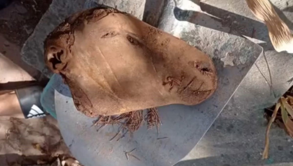 Mezarlık kazarken 100'e yakın büyü buldu: ''Gördükten sonra direkt imha ediyoruz''