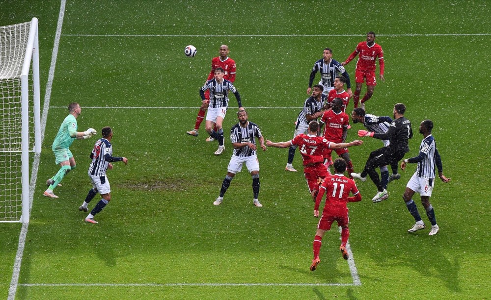 Premier Lig'de Liverpool, kaleci Alisson'un golüyle kazandı - 3