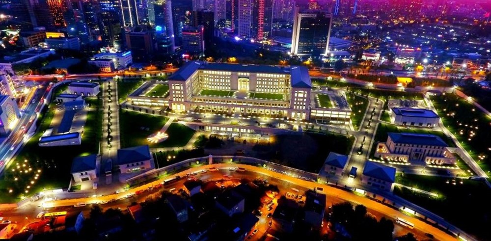 <p>Fethin üzerinden asırlar geçmesine rağmen hala İstanbul'un Türk milletinin ve Müslümanların elinde olmasının kabullenilemediğini görüyoruz.</p><p>Attığımız her adım, yaptığımız her faaliyet dünyanın tamamının ilgisini çekiyor.</p><p>İstanbul'daki (MİT) bölge başkanlığımızın terör örgütlerinin eylem arayışları ve yabancı istihbarat kuruluşlarının casusluk girişimleriyle etkin şekilde mücadele edecek kapasitede olması büyük önem arz ediyor.</p>