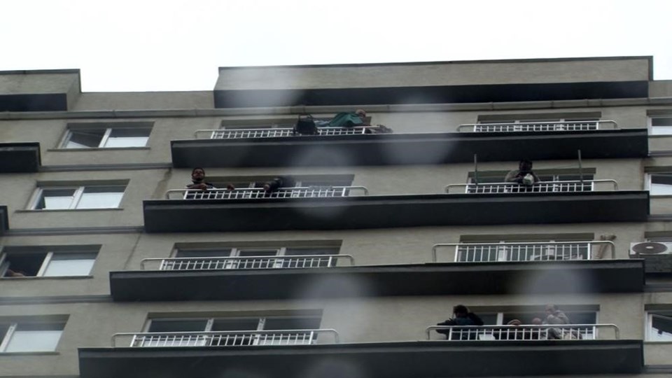 Esenyurt'ta 18 katlı binada yangın paniği: Mahsur kalanlar kurtarıldı - 1