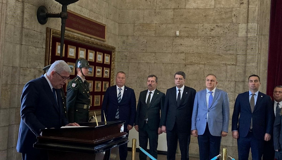 İYİ Parti lideri Dervişoğlu’ndan Anıtkabir’e ziyaret