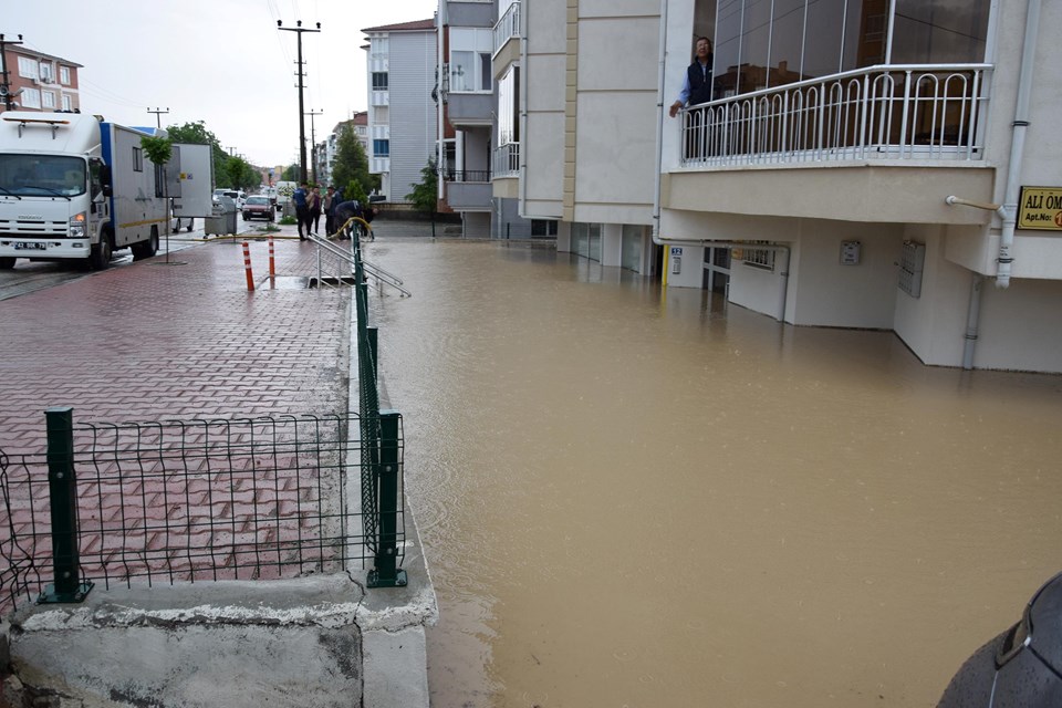 Konya'da 5 katlı apartmanın zeminini su bastı - 2