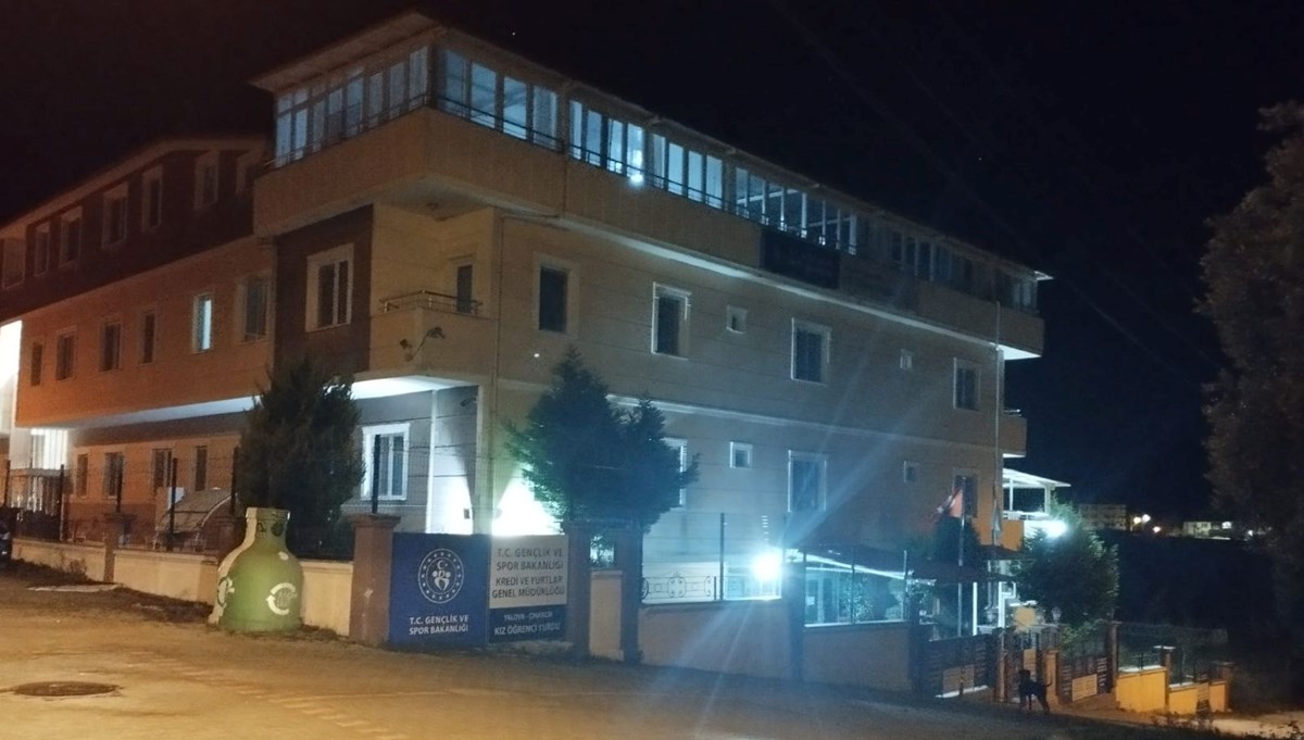 Yalova'da KYK yurdunda 15 öğrenci zehirlenme şüphesiyle hastaneye kaldırıldı Yalova'da KYK yurdunda 15 öğrenci zehirlenme şüphesiyle hastaneye kaldırıldı