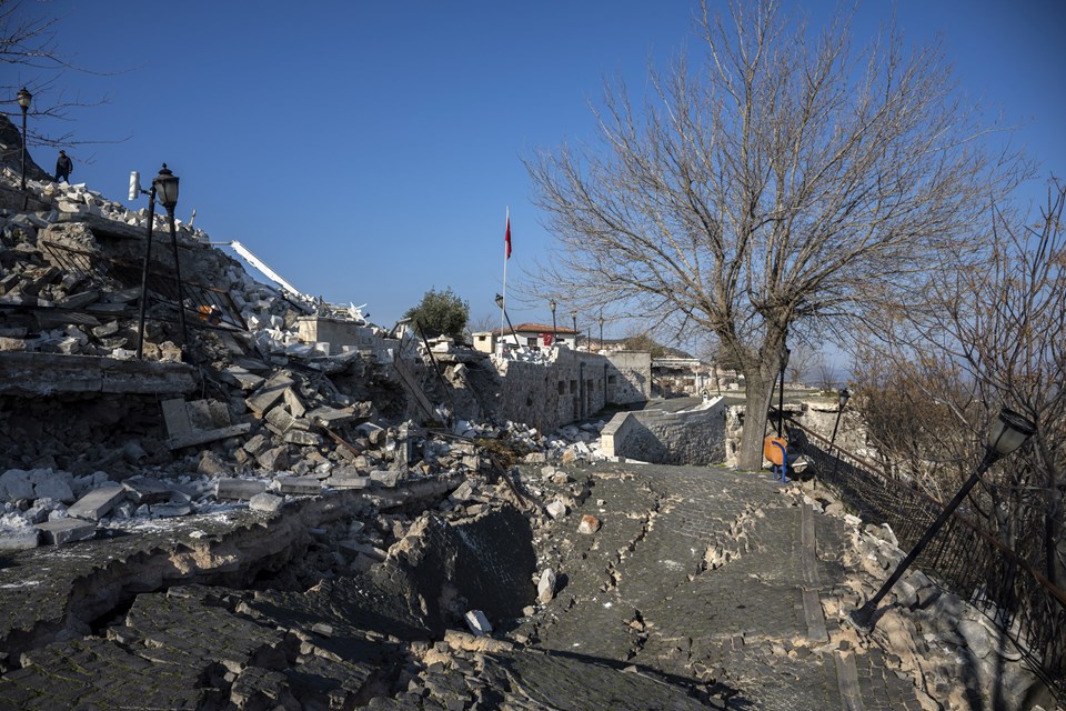 Bayezid-i Bistami Türbesi de depremde zarar gördü - 1