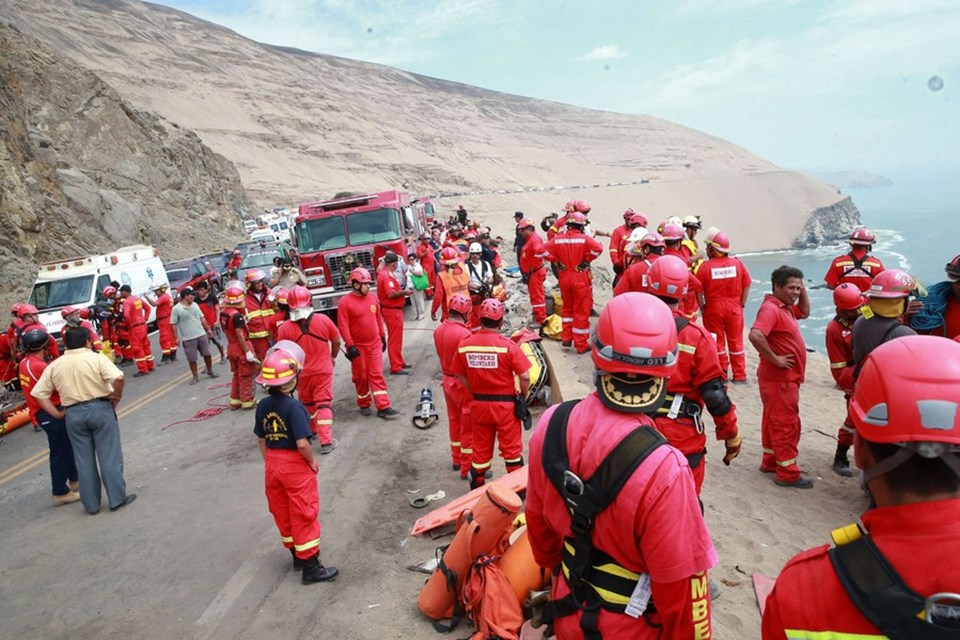 Peru'da otobüs uçuruma devrildi: 48 ölü - 1