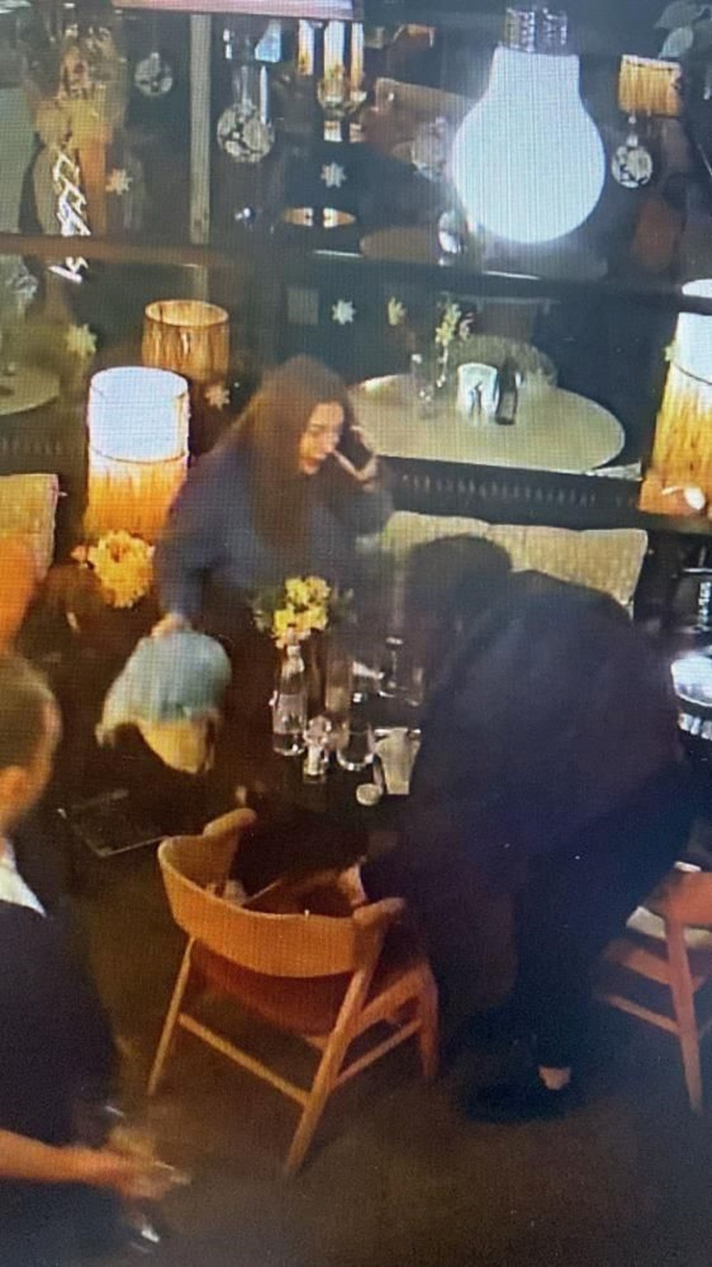 Eylem Tok’un kaza haberini aldığı anın görüntüsü ortaya
çıktı: Hesabı ödemeden kafeden çıktılar - 4