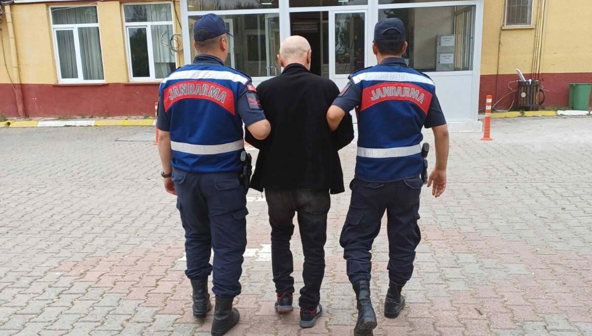 Otomobille uyuşturucu sevkiyatı yapan 2 kişi yakalandı Otomobille uyuşturucu sevkiyatı yapan 2 kişi yakalandı