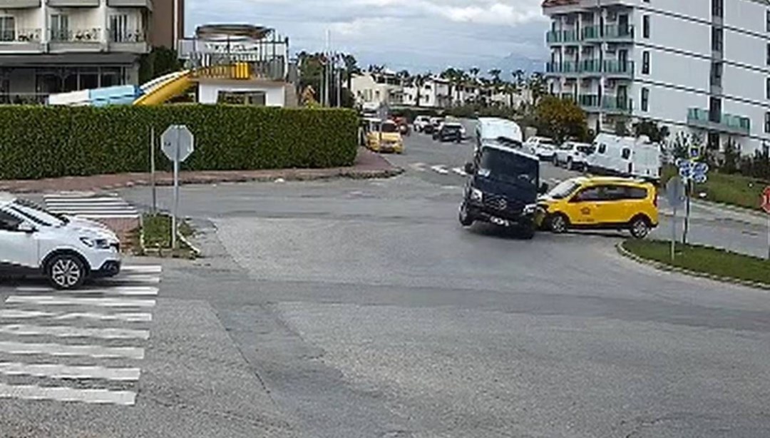 Kavşakta feci kaza: Minibüs ile ticari taksi çarpıştı