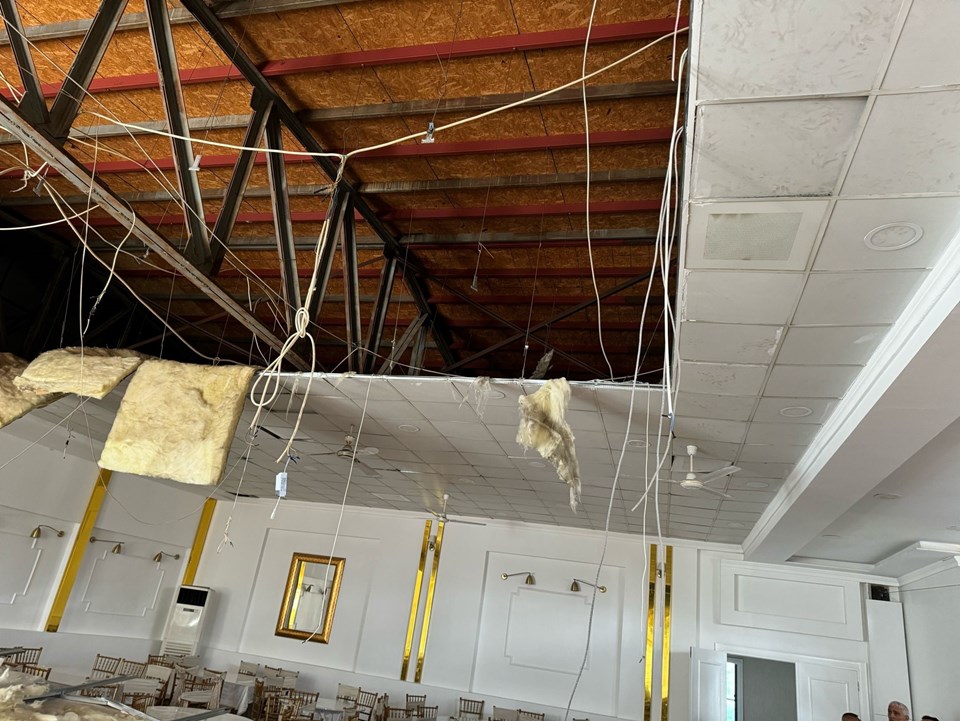 Depremden dolayı düğün salonu tavanı çöktü - 1