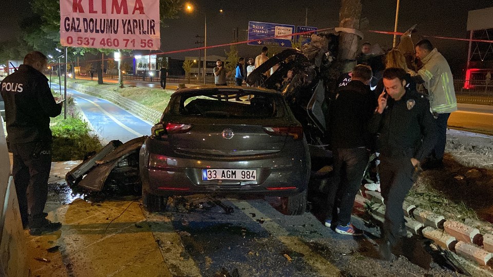 Ağaca çarparak parçalanan otomobilin sürücüsü astsubay hayatını kaybetti - 1