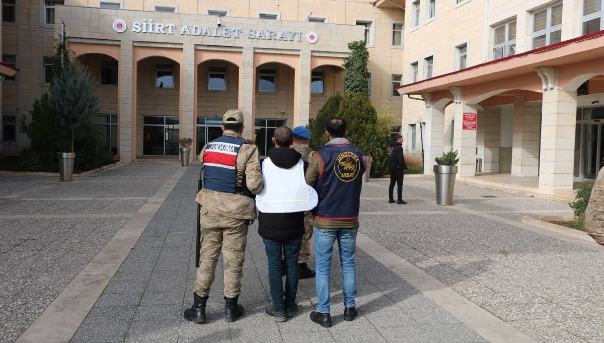 Firari cinayet ve terör şüphelisi, Siirt'te yakalandı Firari cinayet ve terör şüphelisi, Siirt'te yakalandı