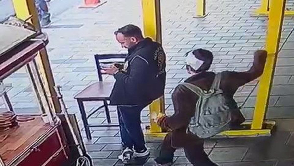 İstiklal Caddesi'nde polise bıçaklı saldırı İstiklal Caddesi'nde polise bıçaklı saldırı
