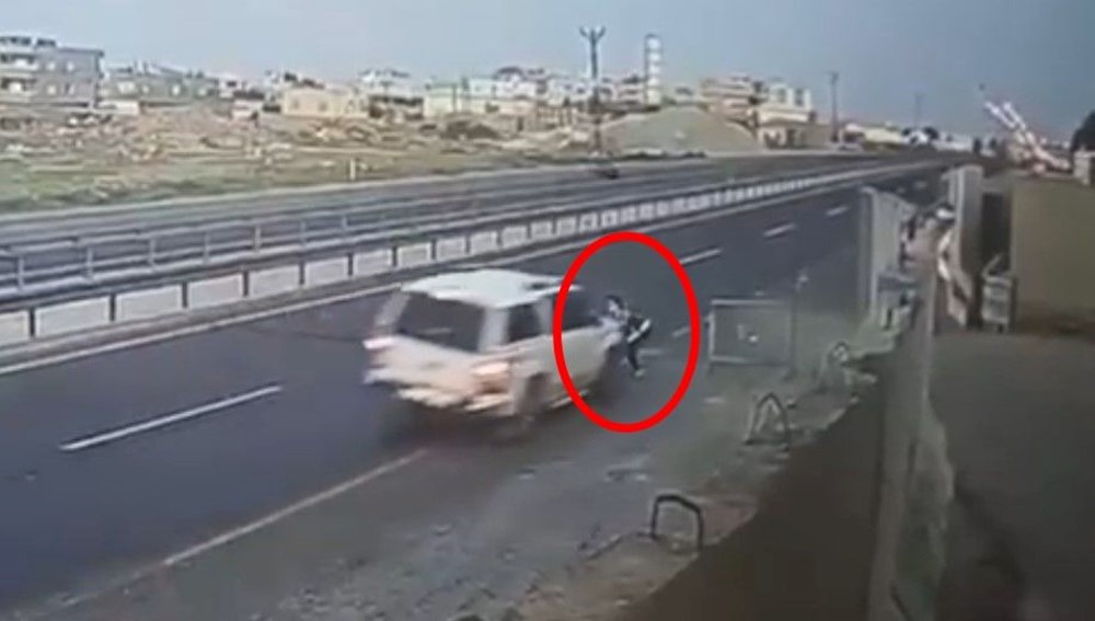 Sinema üzere kovalamaca: Yola kapan atan polise çarpıp yaraladı 74 31eM0o LO0erSbcFDVQjeA