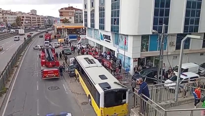 İstanbul'da otobüs durağa çarptı: Yaralılar var