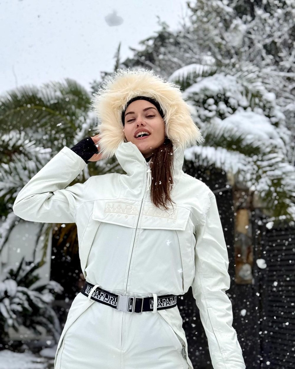 Fahriye Evcen ile Burak Özçivit karın keyfini çıkardı! Aile pozları gündem oldu - 8