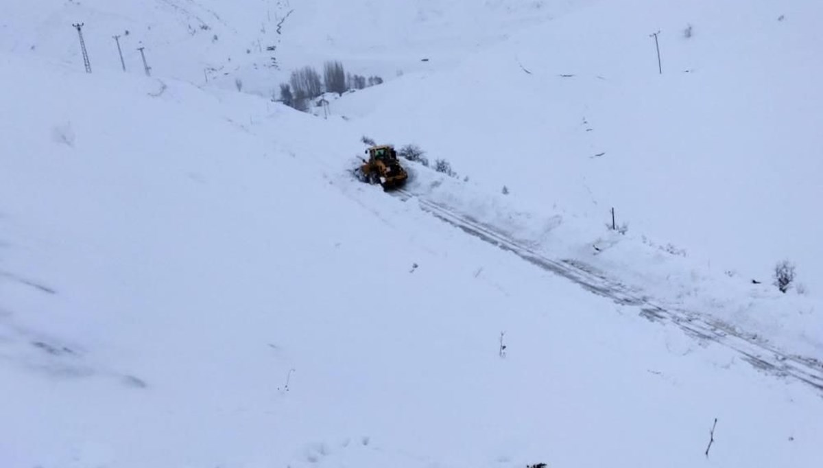 Hakkari'de 32 yerleşim yerinin yolu ulaşıma kapandı Hakkari'de 32 yerleşim yerinin yolu ulaşıma kapandı