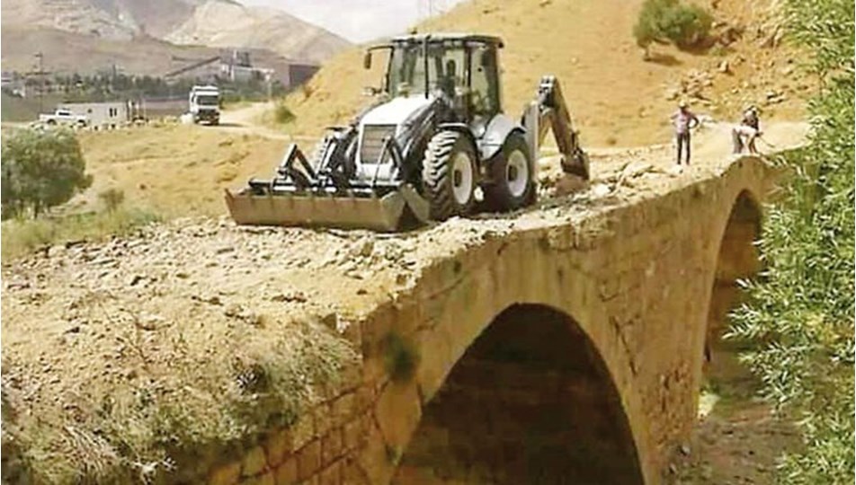 800 yillik koprude is makinesiyle