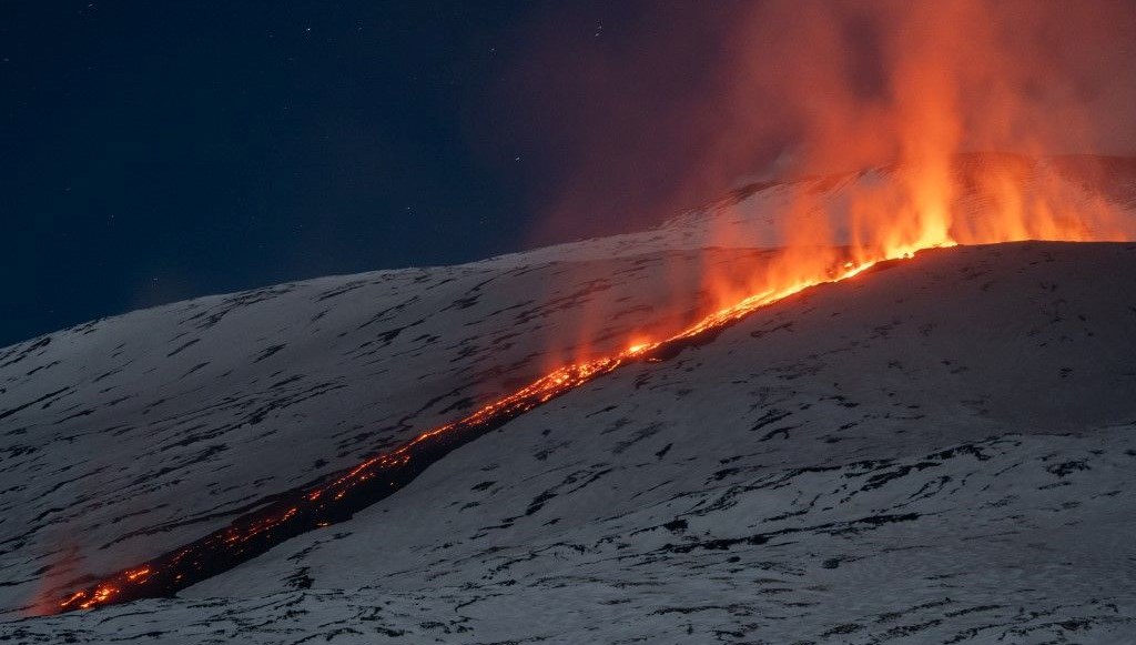 İtalya'da lavların dansı: Etna Yanardağı buz ve karla buluştu