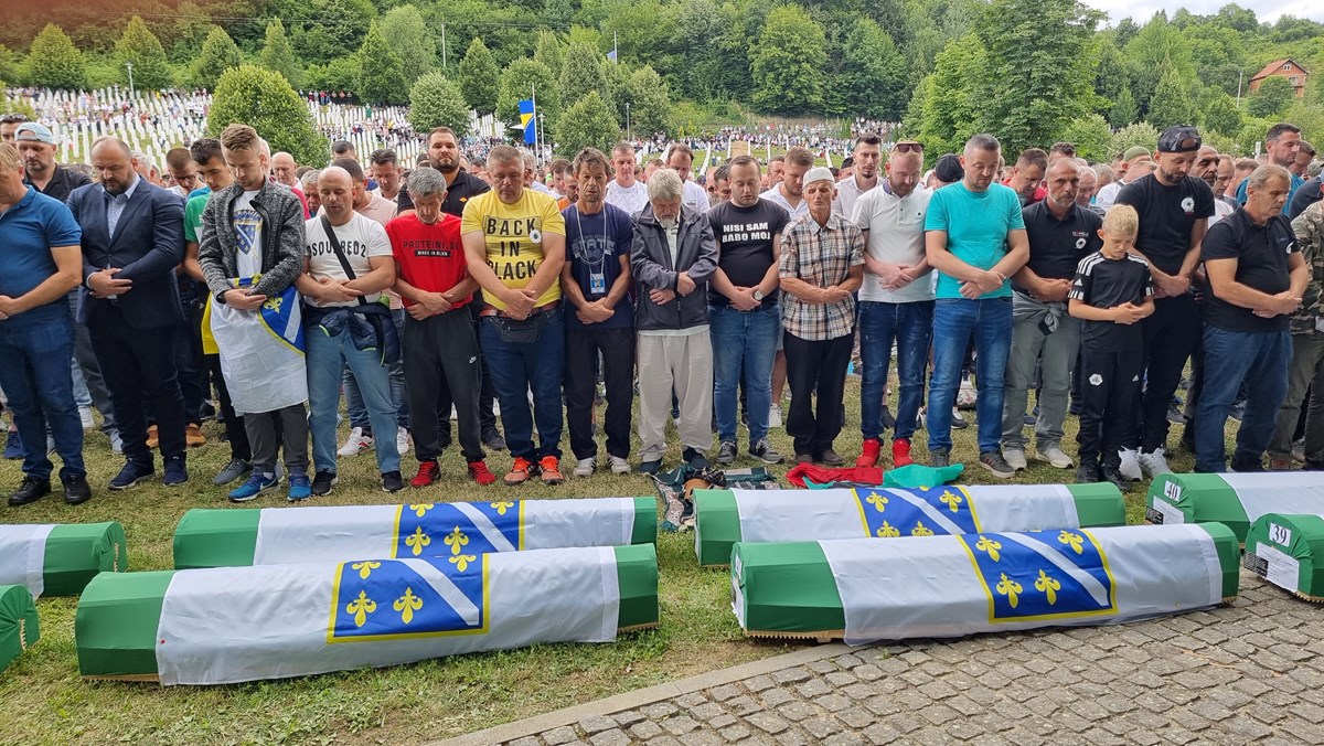 Srebrenitsa soykırımının 50 kurbanı daha toprağa verildi.