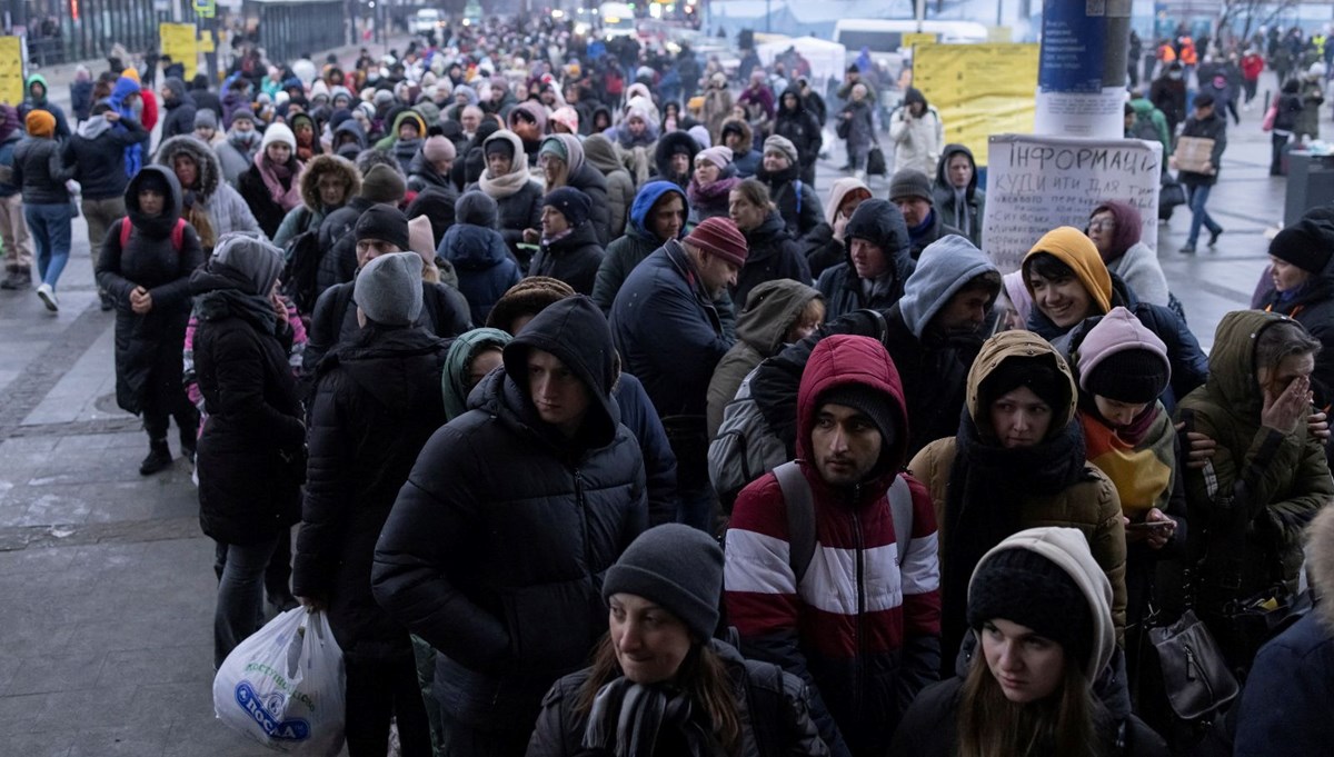 Rus saldırısından kaçış: Lviv tren istasyonunda endişeli bekleyiş