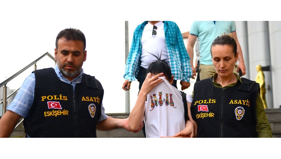 Sarar soygununda hizmetçi tutuklandı, erkek şüpheli serbest