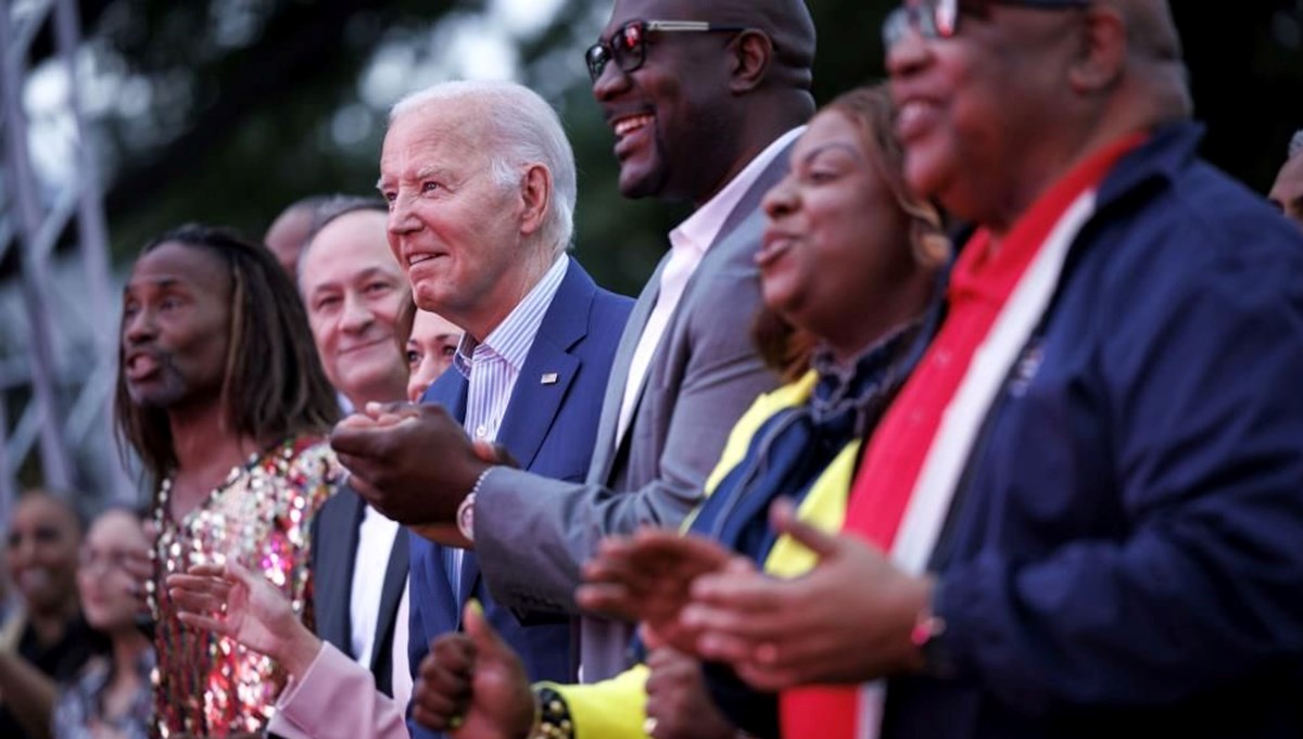 Biden, Beyaz Saray'daki etkinlikte dondu kaldı Biden, Beyaz Saray'daki etkinlikte dondu kaldı