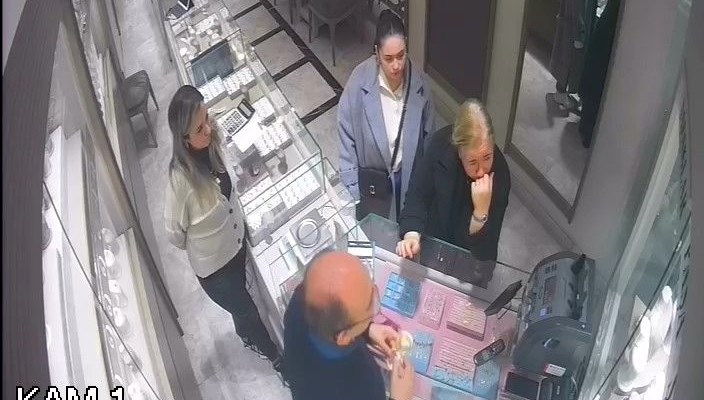Sahte altınları satmaya çalıştılar, önce kameraya sonra polise yakalandılar