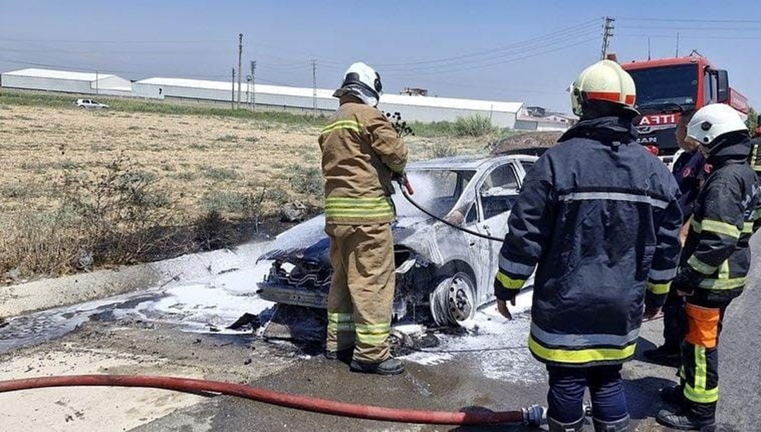 Antakya’da yanan araç kullanılmaz hale geldi