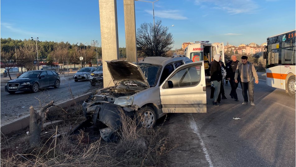 Eskişehir'de araç üst geçitin ayağına çarptı: 2 kişi yaralandı