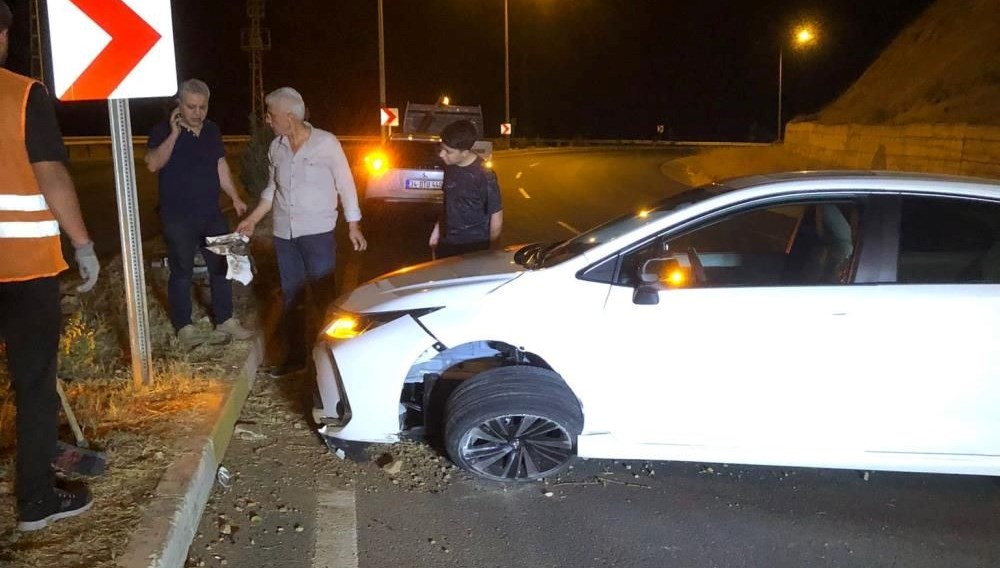 Kontrolden çıktı, direğe çarptı