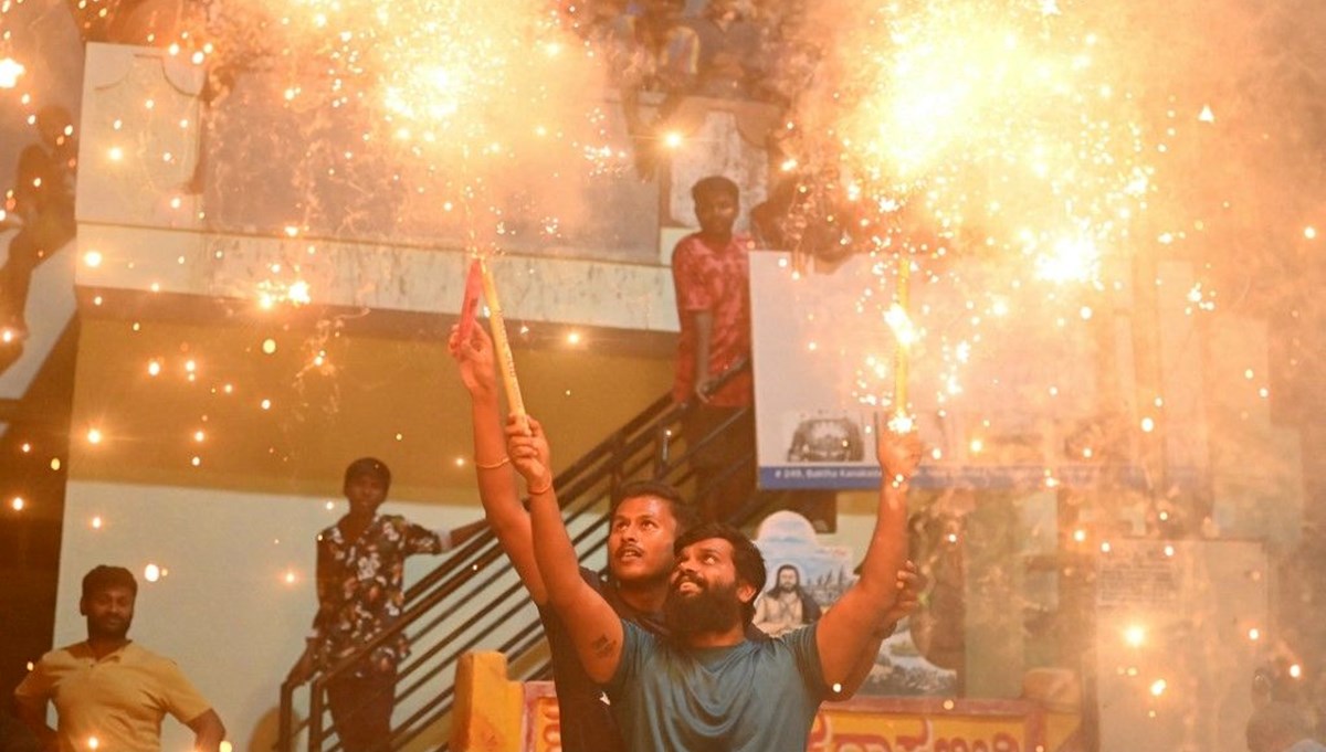 Hindistan’da meşaleleli anma etkinliğinde facia: 30 yaralı Hindistan’da meşaleleli anma etkinliğinde facia: 30 yaralı