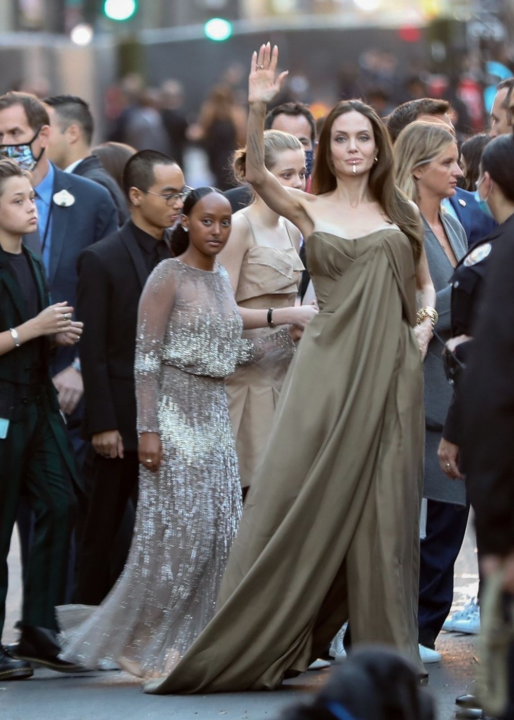 Angelina Jolie, Eternals galasına çocuklarıyla katıldı - 16