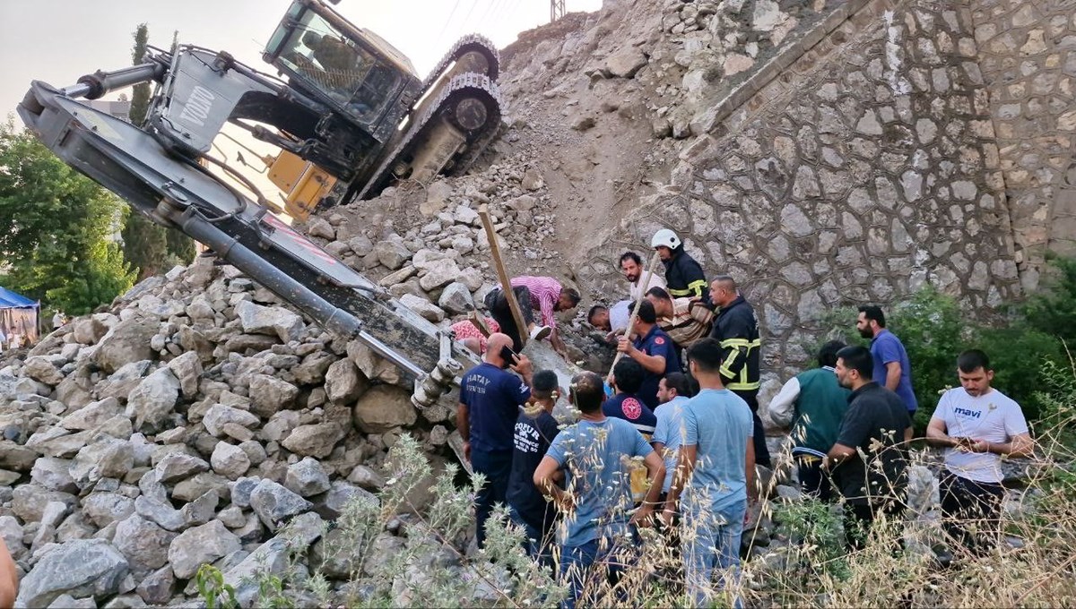 İnşaat alanında toprak kayması: Operatörü kurtarmak için çalışma başaltıldı