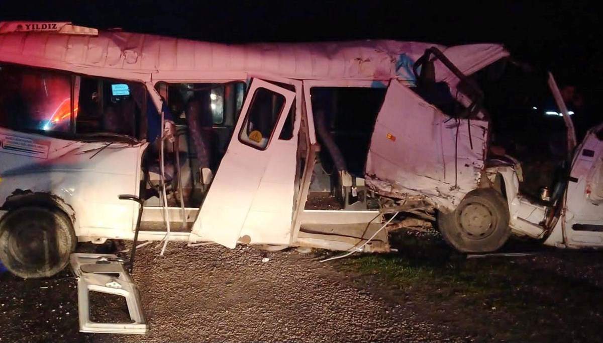 Muğla'da öğrenci servisi ile TIR çarpıştı: 17 yaralı