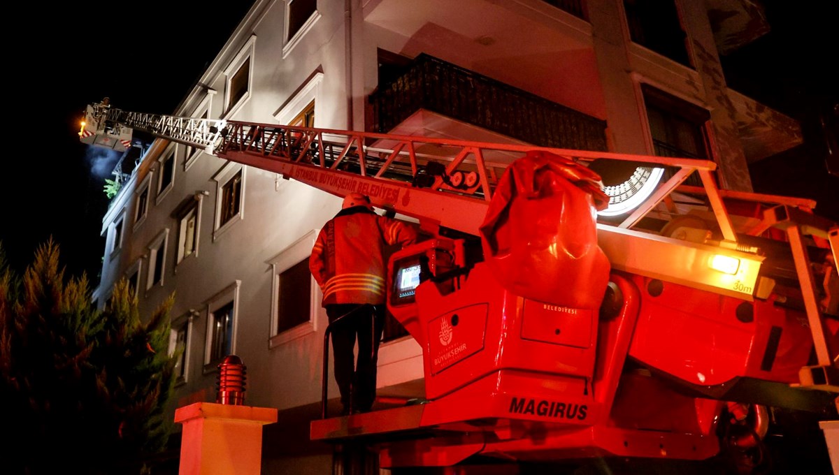 Kadıköy'de yangında can pazarı: İBB eski daire başkanı ve kızı yaralandı eşi hayatını kaybetti