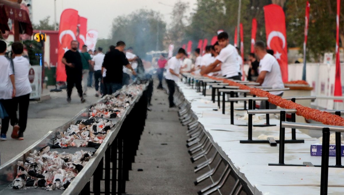 Adanalı kebapçıdan Cumhuriyet’in 100. yılı için 100 metrelik boru kebabı Adanalı kebapçıdan Cumhuriyet’in 100. yılı için 100 metrelik boru kebabı